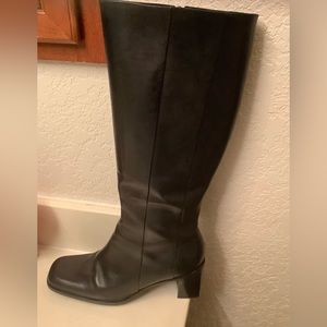 Leather boots. Black, size 8M